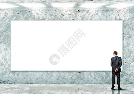 站在空白广告牌旁边的商家灰色营销屏幕控制板木板艺术商务广告商业帆布图片