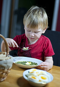 小男孩吃菠菜汤鸡蛋图片