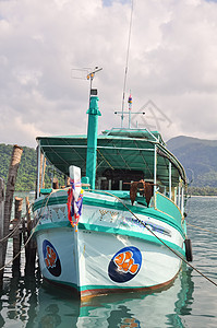 当地游船停靠港口海浪海洋热带钓鱼假期木头渔夫商业天空旅行图片