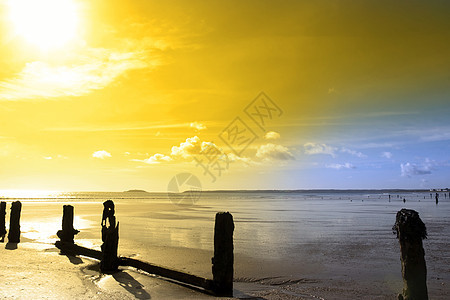 爱尔兰海岸上空的金色阳光图片