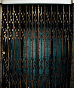 鲁斯提电梯门和黑暗起重机图片
