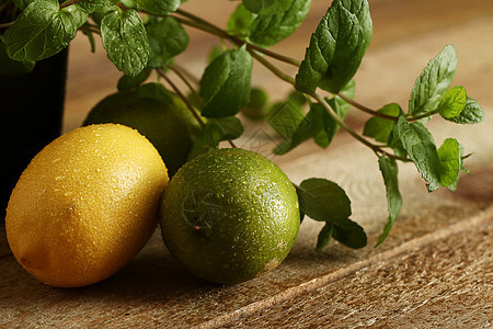 绿石灰 黄柠檬和鲜薄膜食物柠檬薄荷叶子饮食热带圆圈工作室水果果汁图片