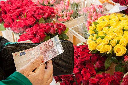 买花的女人街道植物店铺快乐郁金香美丽花束销售展示钱包图片
