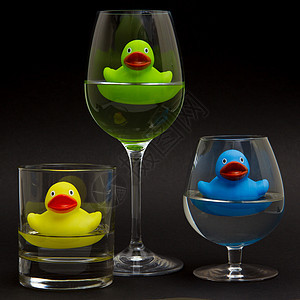 绿色 黄色和蓝色橡胶鸭 戴不同眼镜浴缸动物酒吧橡皮塑料餐厅液体童年淋浴反射图片