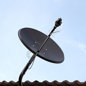 屋顶上的卫星天线金属电波传播渠道雷达蓝色桅杆电缆照片信号图片