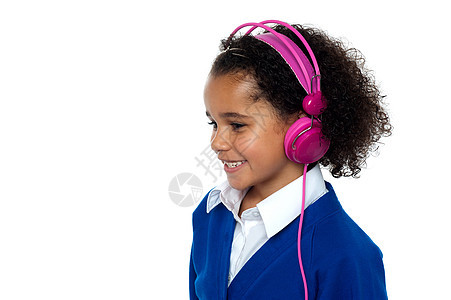 听音乐的迷人年轻孩子图片
