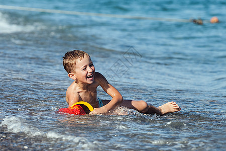 海滩上的儿童男孩热带游泳海浪快乐乐趣蓝色天空自由跑步海洋图片