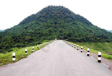 水坝上的公路风景驾驶场地森林小路路线蓝色沥青爬坡速度图片