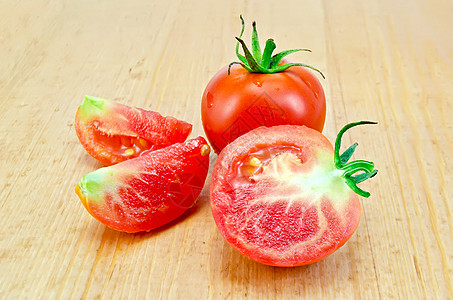 木板上的番茄叶子收成红色植物蔬菜水平厨房食物绿色图片