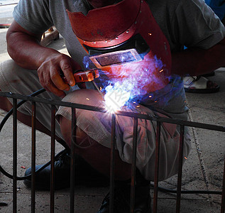 连接平方巴的电焊接男人工具科学技术工人商业贸易机器烧伤工作图片