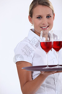 带托盘和眼镜的服务员运输职业咖啡店命令餐厅衬衫右手耳环女性饮料图片