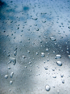 玻璃上的雨滴免版税金属天堂抛光天气外套保护液体汽车天空图片