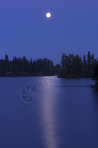 月亮湖月光月亮天空旅行魔法黑色行星蓝色场景反射背景