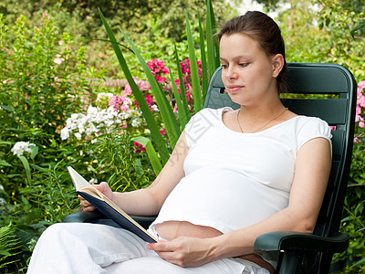 阅读书籍绿色白色女士母性椅子母亲叶子婴儿女性生长图片