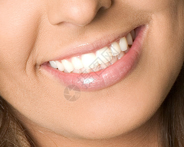 健康妇女的牙齿和微笑图片
