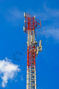 拥有美丽的蓝天空的通信塔台收音机发射机卫星设备中继器工程媒体渠道数据电讯图片