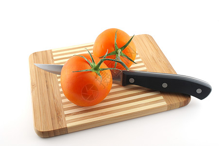 烹饪刀和红番茄在筹备委员会上乡村木板金属蔬菜食物木头桌子厨房水果厨师图片