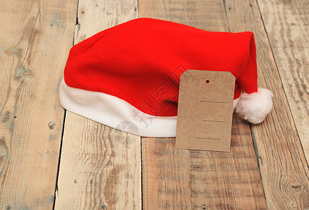 棕色的销售标签 在婴儿大小的圣诞老人帽子上图片