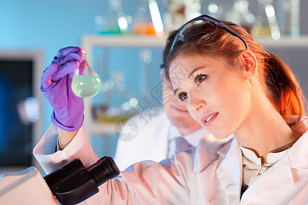 研究者观察进化器色变换医院生物实验室化学家调查手套实验眼镜技术女士图片