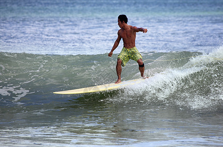 冲浪海滨海浪冲浪板木板海滩男人短板娱乐冒险行动图片