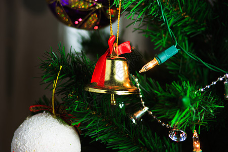 圣诞挂圣诞节钟声挂在圣诞树上顺口溜庆典紫色装饰戒指丝带金属叶子金子雪花背景