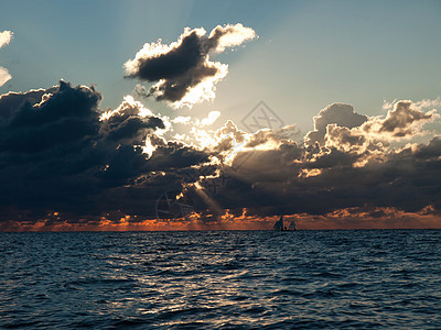 日落支撑巡航风帆港口反思湖泊橙子太阳船只海岸图片