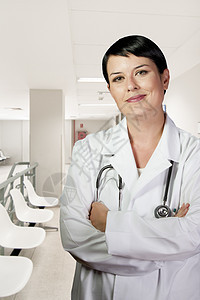 穿白制服的年轻医生 穿着大衣和Stethosco实验室的妇女图片