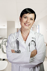 商业环境中有大衣和听诊器的女化验员图片
