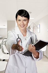 穿白制服的年轻医生 快乐微笑的女性长相图片