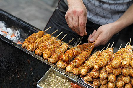 街头食品销售商调味豆腐烤肉串图片