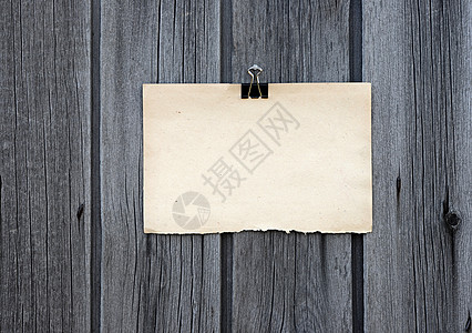 挂在木板上的黑夹和旧白纸纸纸教育学校夹子书钉工作商业金属夹钳软垫笔记图片