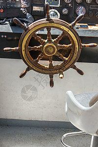 垂直轮船方向轮背景图片