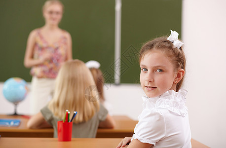 学校班级的女童童年小伙子女孩瞳孔课堂教育学生白色团体桌子图片