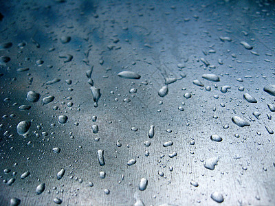 玻璃杯 装有凝结液滴蓝色金属汽车天堂免版税保护雨滴天空外套抛光图片