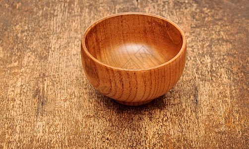木桌上的木碗图片