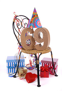 生日快乐与年龄数字 在派对气氛中包装幸福庆典礼物纸板奶油惊喜红色白色椅子图片