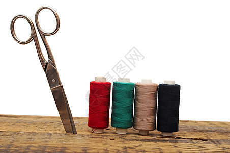 木柱上针织多彩线和剪刀的工具衣服工艺桌子团体纺织品爱好工作裁缝闲暇蓝色图片