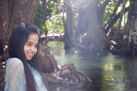 美丽的自然场景中的亚洲女性肖像头发微笑蓝色旅行牙齿旅游女士图片