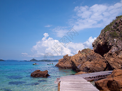 美丽的海滨岩石浮标独木舟天空地平线涟漪冲浪木板海洋海景图片