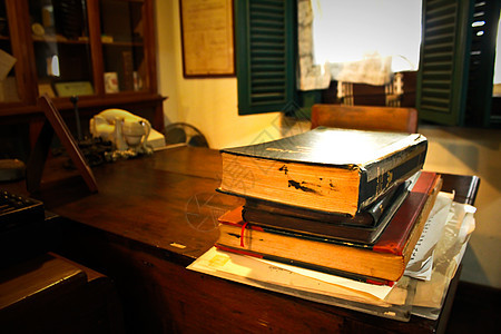 古典办公室 桌上有书图片