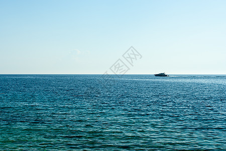 一艘开水游艇海洋闲暇巡航运动码头海浪海岸奢华热带海滩图片