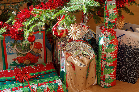 在装饰的圣诞树下赠礼细节庆典风格金子装饰品展示圣诞礼物礼物饰品季节房子图片