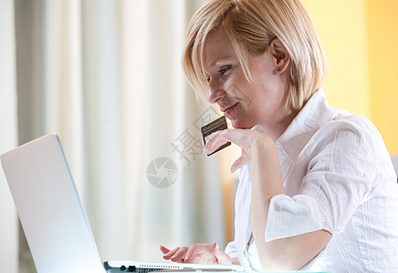 网上购物信用互联网店铺白色笔记本电脑卡片支付电子商务金融图片