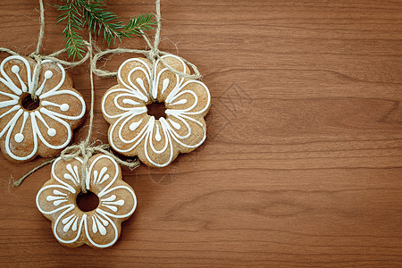 挂在木本底的姜饼饼干雪花礼物蛋糕芳香木头冰镇食物饼干假期甜点图片
