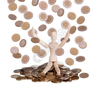 坐在硬币雨中的木玩偶图片