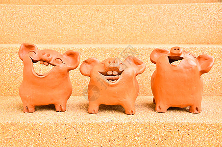 三只猪雕像笑生物硬币尾巴儿子储蓄父母小猪团体漫画家庭图片