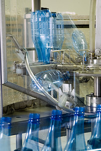 运动模糊的水生产机器矿物自动化塑料液体饮料瓶子工业瓶装制造业技术图片