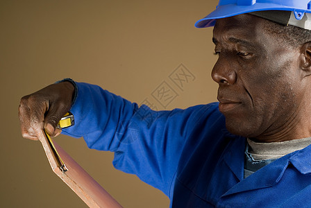 建筑工人测量瓷砖计直尺工具防护服安全帽男人制品维修项目正方形陶瓷图片