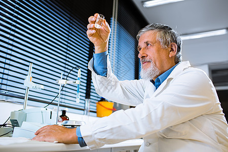 在实验室进行科学研究的高级男性研究员工人实验医院医生烧瓶生物学微笑工作技术化学图片