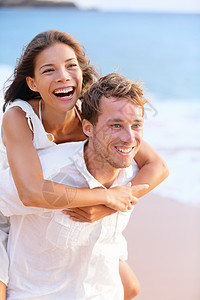 在海滩上搭便车的情侣快乐图片